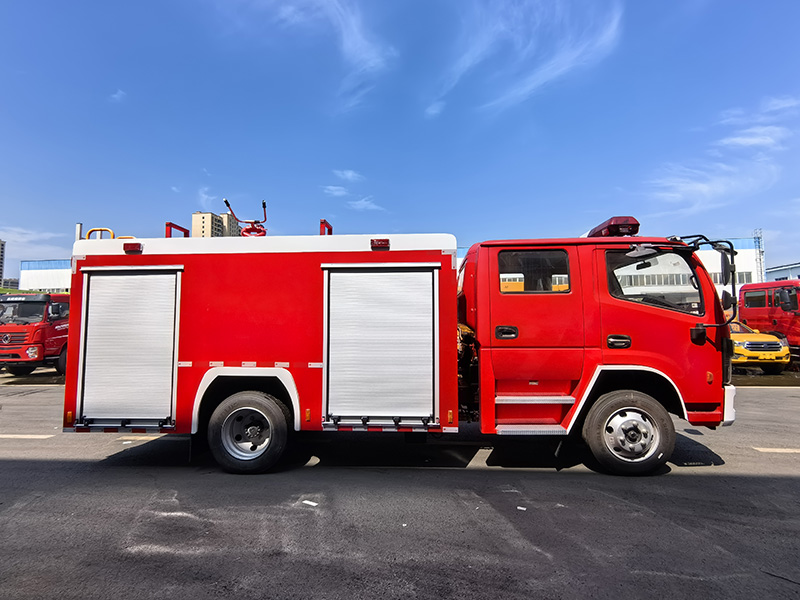 東風(fēng)多利卡4噸康機(jī)水罐消防車